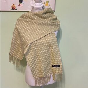 100% cashmere scarf in EUC